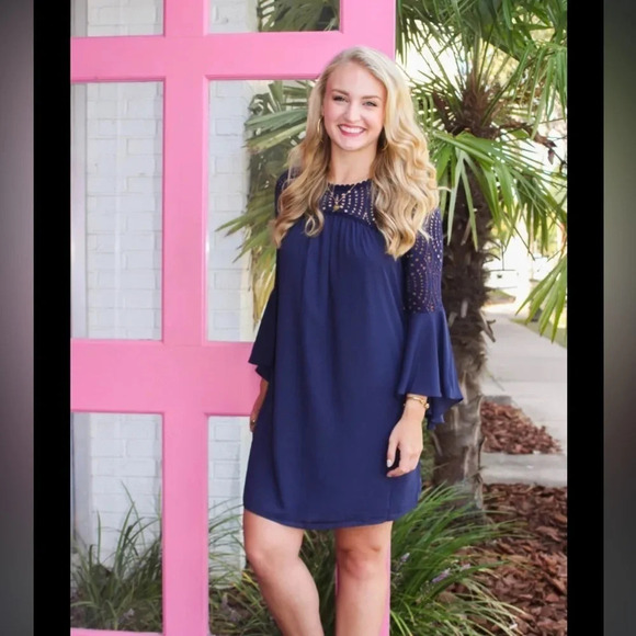 Navy blue Lilly Pulitzer amenna dress in excellent like new condition. Size 00 - Picture 2 of 6